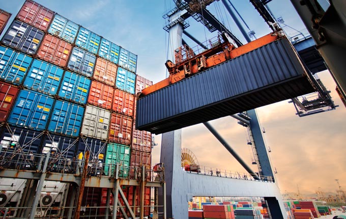 Containerladung in einem Frachtschiff - Fachübersetzungen für Logistikunternehmen von Techni-Translate