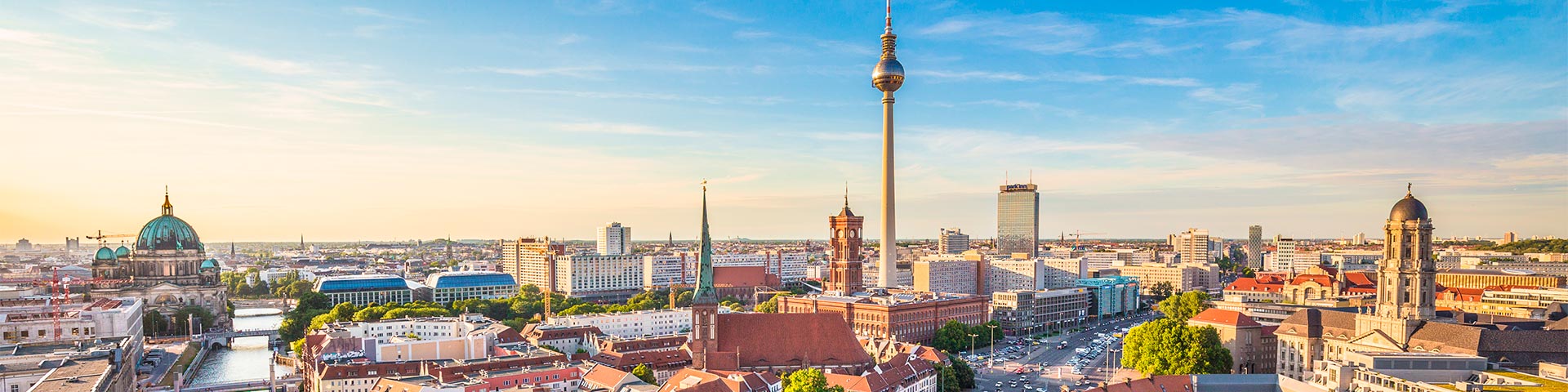 Übersetzungsbüro Deutschland: Berliner Skyline mit Fernssehturm im Abendlicht