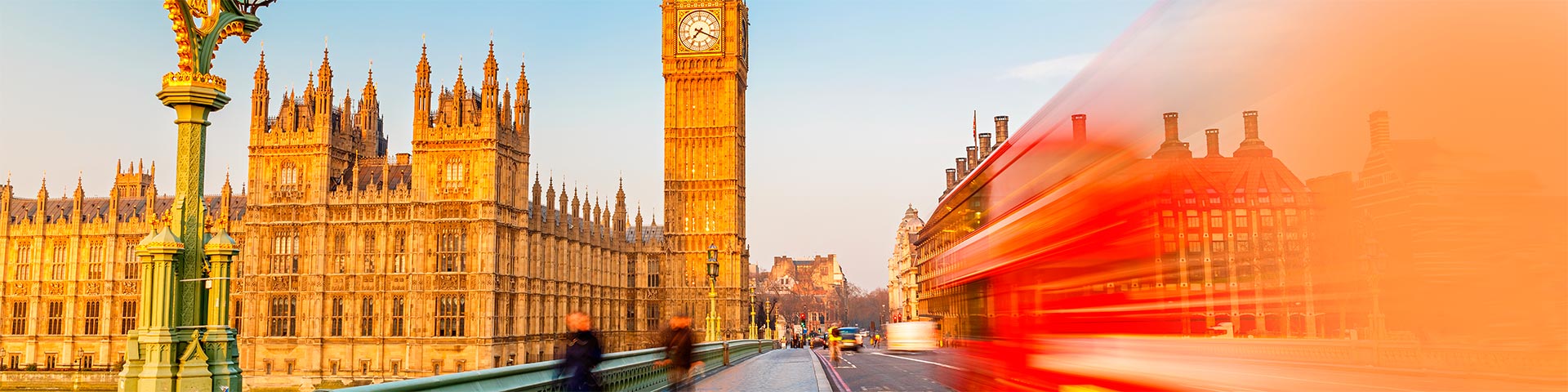 Englisch Übersetzung: Big Ben und Doppeldecker Bus in London, Vereinigtes Königreich