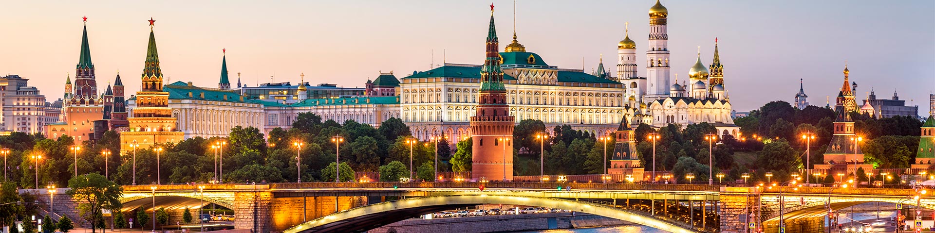 Russisch Übersetzung: Moskauer Kreml mit Bolschoy-Kamenny-Brücke am Abend, Russland.