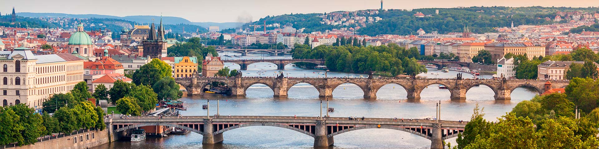 Übersetzung Tschechisch: Panorama von Prag mit Aussicht auf den Brücken über die Moldau, Tschechien.